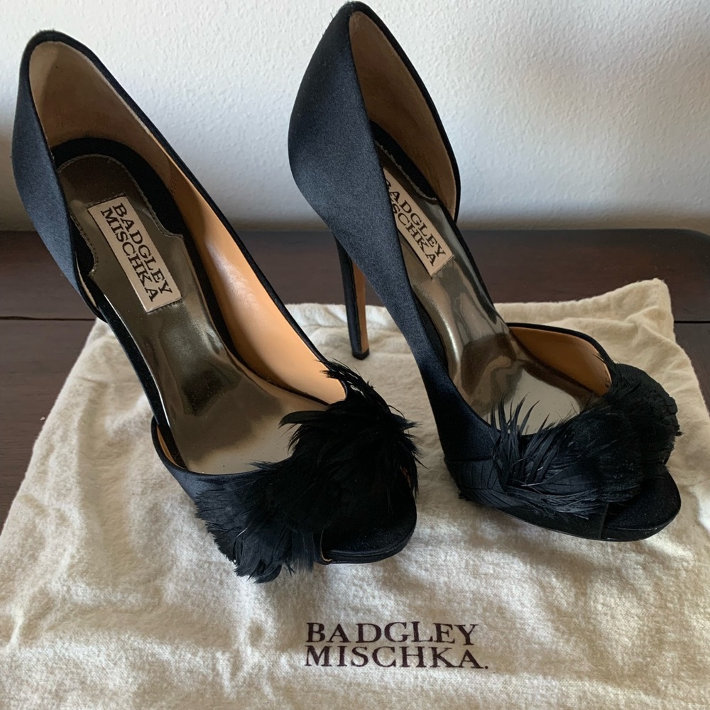 Beautiful peak-a-boo toe black dress shoes with feathers. Excellent condition.